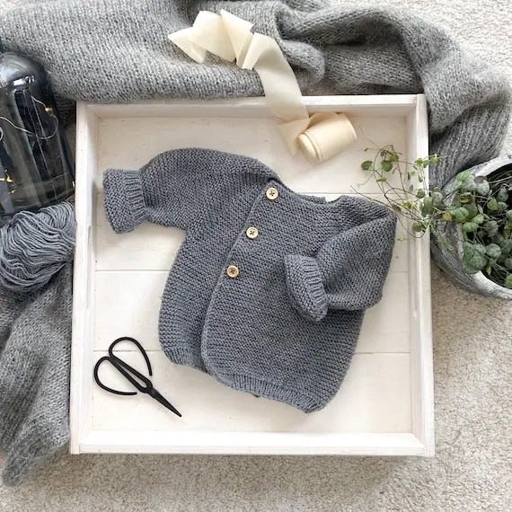 Gilet Tricoté Bébé à Boutons en Bois